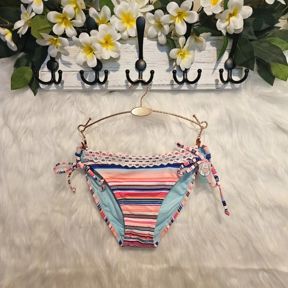 Flirty Geo-Striped Print w/Lace Detail String Bikini Bottoms